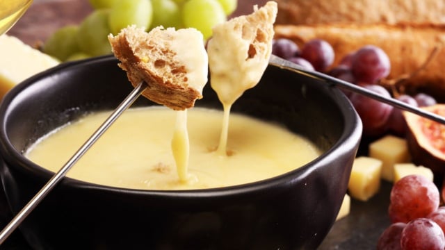 Fondue de queijo cremoso com pedaços de pão mergulhados (Créditos: TudoGostoso)