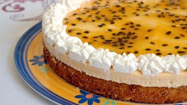 Anota, printa ou salva essa receita de bolo mousse de maracujá cremoso e muito refrescante, perfeito para o verão!