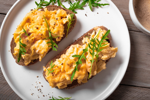 Sou nutricionista e garanto: se você come frutas no café da manhã, tem que colocar bastante ovo ou presunto na torrada