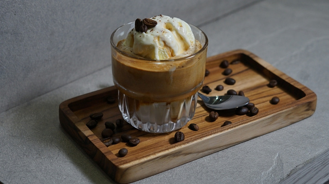 O affogato traz o café quentinho por cima do sorvete gelado. (créditos: Shutterstock)