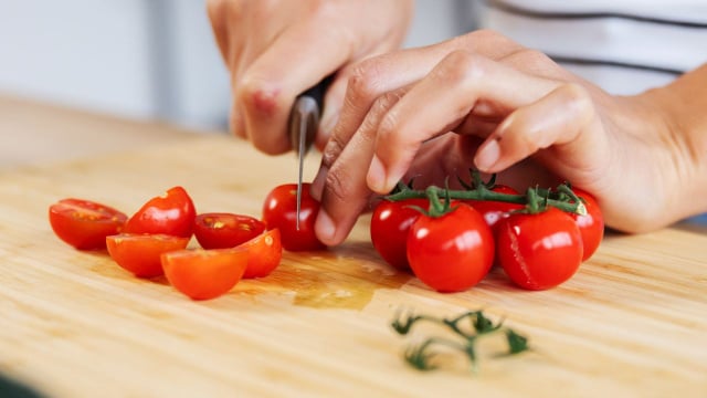Poucas pessoas pensam em cortar tomates-cereja usando apenas esse utensílio, mas o truque funciona mesmo