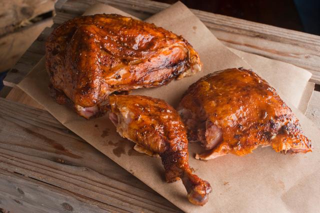 Um ingrediente da sua geladeira vai deixar o frango do churrasco CROCANTE por fora e SUCULENTO por dentro