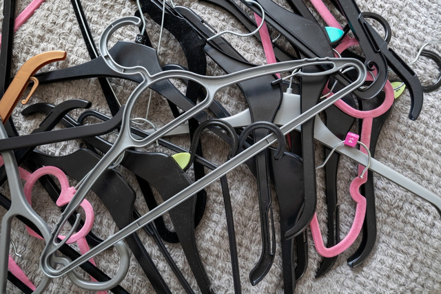 Se você tem cabides velhos, não jogue fora, você tem um tesouro: veja como usá-los na decoração de casa