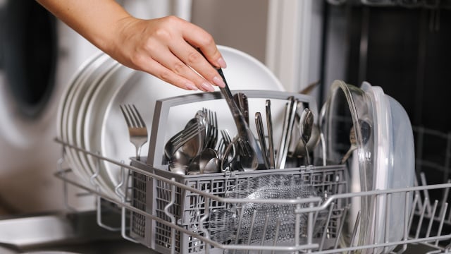 Alça para cima ou para baixo? É exatamente aí que muita gente erra ao usar a máquina de lavar louça