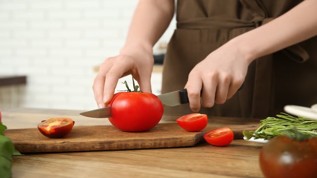 O jeito que você corta tomate pode estar errado e isso muda a textura da receita