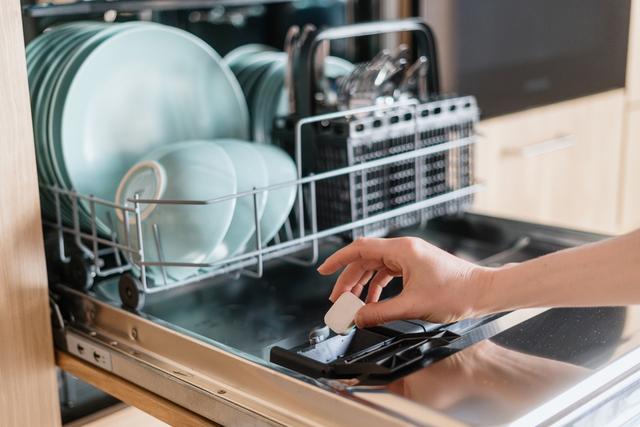 Os utensílios de cozinha que nunca devem ser colocados na máquina de lavar louça