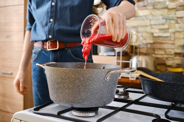 Nem açúcar, nem mel: esse ingrediente simples deixa o molho de tomate menos ácido e mais equilibrado