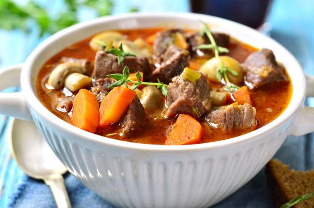 Bowl com carne ensopada com batata na pressão (Créditos: Shutterstock)