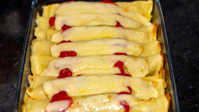 Panqueca de carne moída de forno para o almoço ou jantar: massa fininha, recheio suculento e fácil de montar