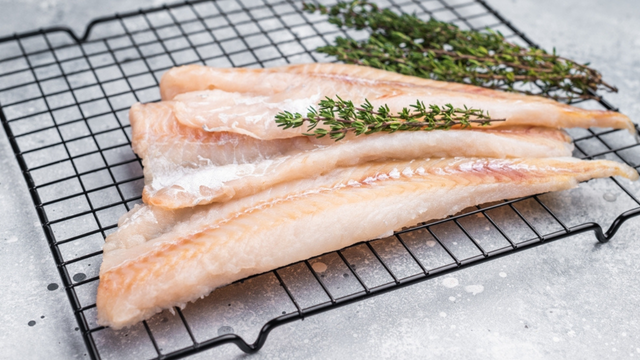 Esses cuidados com o peixe são essenciais para reduzir as chances de contaminação por esse parasita (Créditos: Magnific)