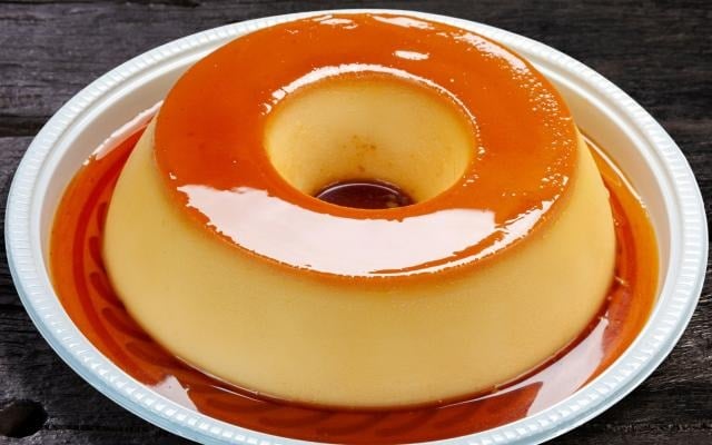 Com ou sem furinho, pudim de leite condensado é perfeito (Créditos: TudoGostoso)