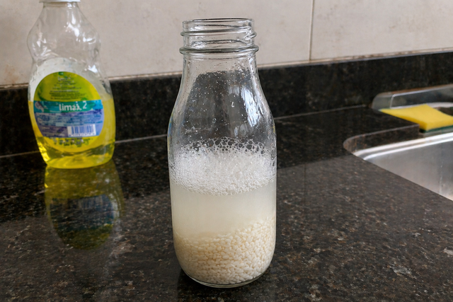 Nunca mais sofra para limpar garrafas: o truque do arroz que alcança onde a esponja não chega