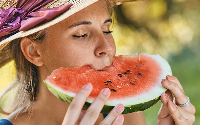 Quando o calor passa dos limites, essas são as comidas que salvam o dia (e o corpo)