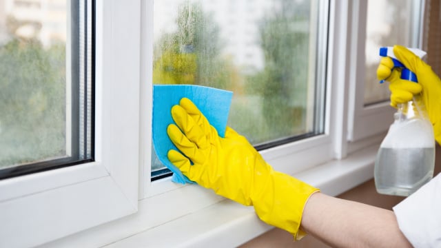 Poucas pessoas sabem, mas esse é o erro comum que deixa as janelas manchadas mesmo depois da limpeza