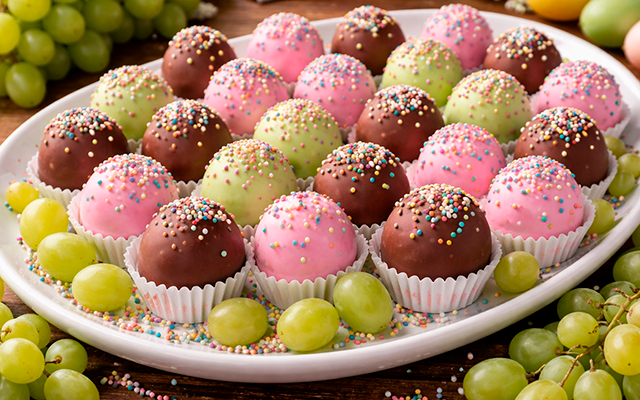 Transforme uvas verdes em ovinhos de Páscoa e deixe o almoço em família mais especial