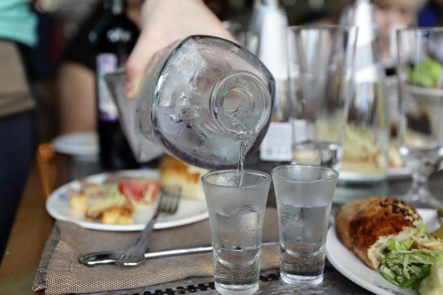 O detalhe que você precisa saber sobre beber água gelada nas refeições