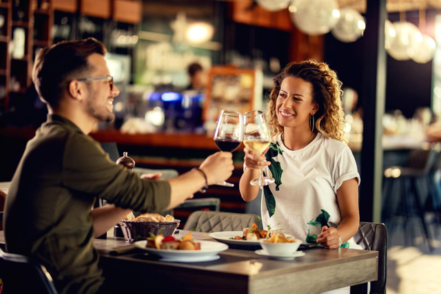 Nem tinto, nem rosé: pessoas que preferem vinho branco costumam ter essas 6 atitudes em comum, segundo a psicologia
