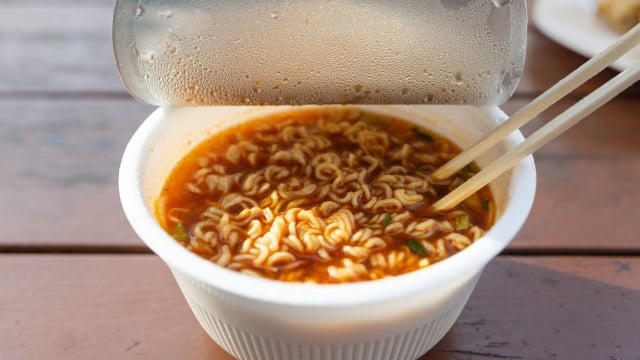 Alimentos com muito sódio, como macarrão instantâneo e molhos industrializados, devem ser evitados para afastar problemas nos rins (Créditos: Shutterstock)