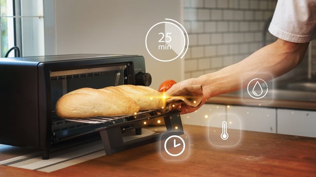 Cozinheiros e padeiros concordam: "O pão congelado melhora significativamente sua textura se for descongelado no forno coberto com um pano úmido por 10 a 30 minutos, dependendo do tamanho."