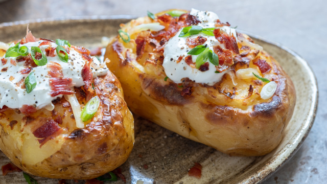 Batata recheada feita no micro-ondas: ficam prontas muito mais rápido e igualmente deliciosas