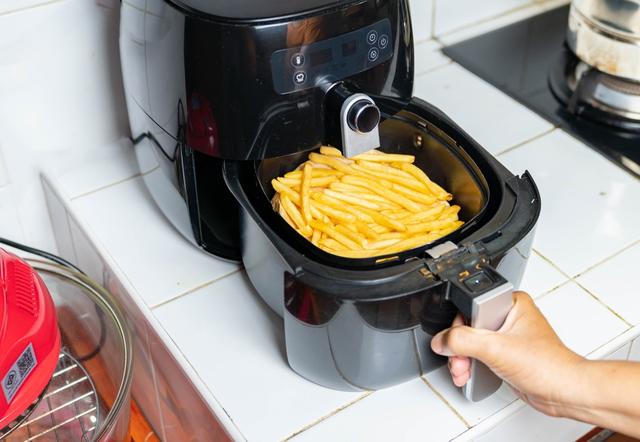 Truque INFALÍVEL e BARATO vai salvar a limpeza da sua airfryer para sempre
