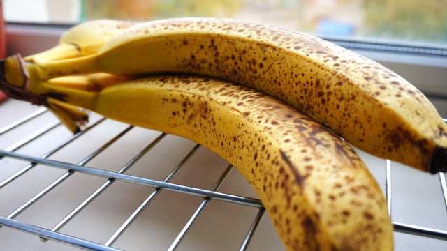 Calor, umidade e até a falta de ventilação podem acelerar o amadurecimento das bananas (Créditos: Shutterstock)