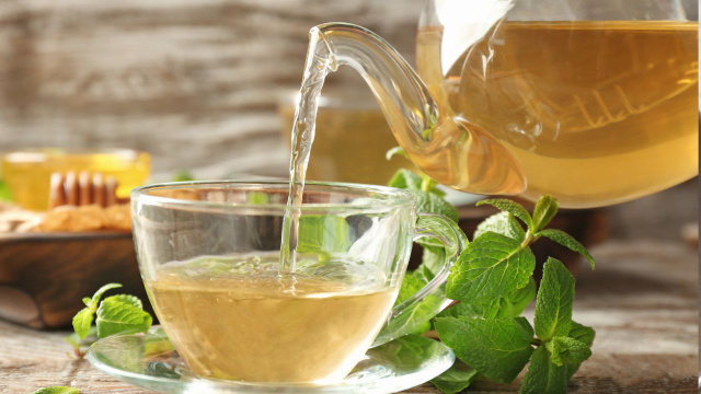 Nutricionista indica chá de duas ervas queridinhas para aliviar cólicas e eliminar gases