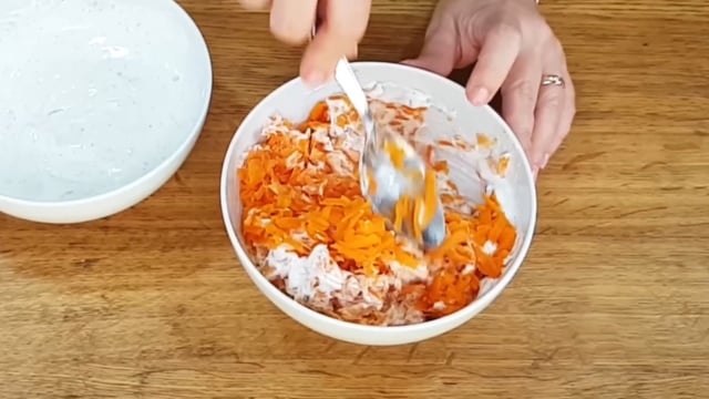 A pastinha de cenoura será utilizada na última camada da receita (Créditos: Reprodução / YouTube @NutricionistaPatriciaLeite)