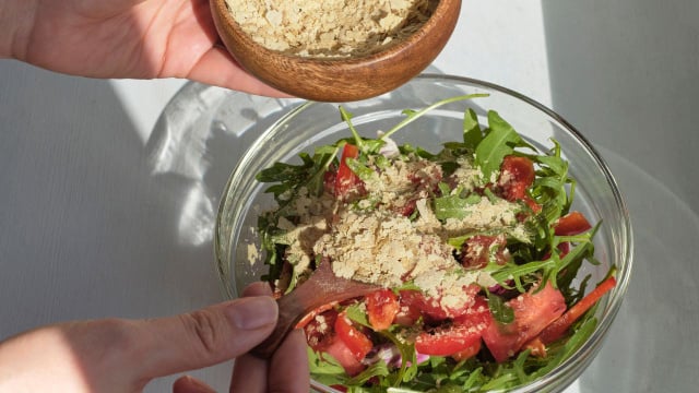 Se você gosta de saladas com sabor de queijo, conheça esse substituto nutritivo com quase nada de caloria: ideal para quem está em processo de emagrecimento