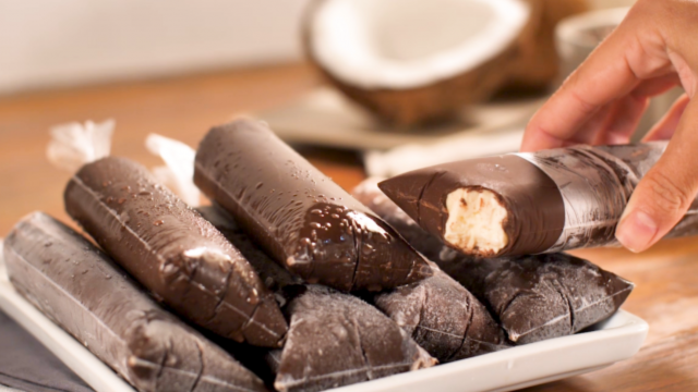 Geladinho com casquinha de chocolate. (créditos: TudoGostoso)