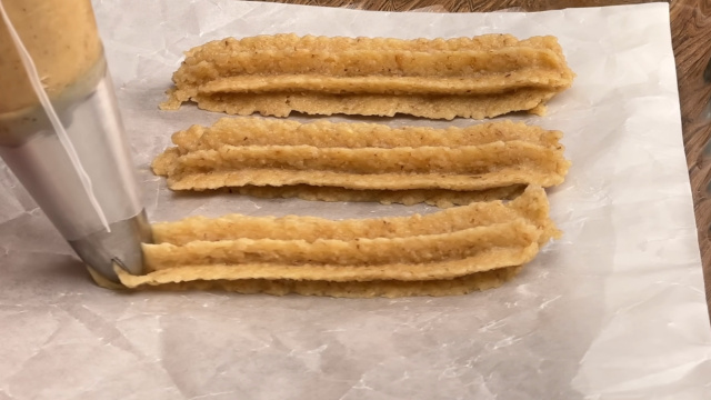 Com a ajuda do bico de confeiteiro é muito fácil fazer o mini churros (Créditos: Reprodução / YouTube @Köstlich_mit_Eugene)