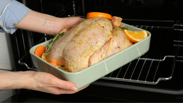 A melhor marinada de Natal para frango assado é essa que aprendi com a minha avó: deixa a carne douradinha e extremamente suculenta.