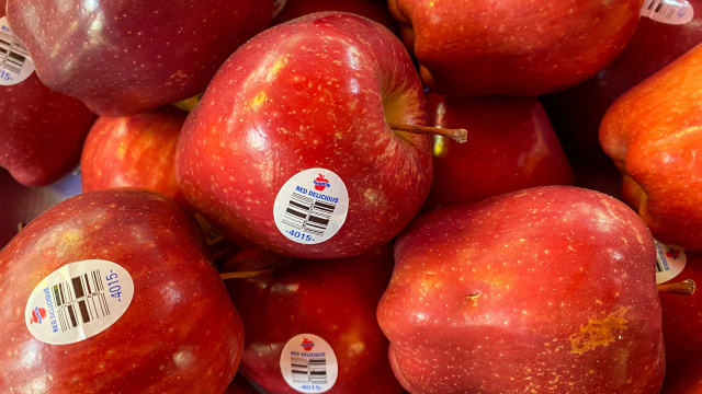 O que significa o adesivo nas frutas e legumes? Pode parecer inútil, mas ele pode te ajudar a fazer escolhas melhores no mercado