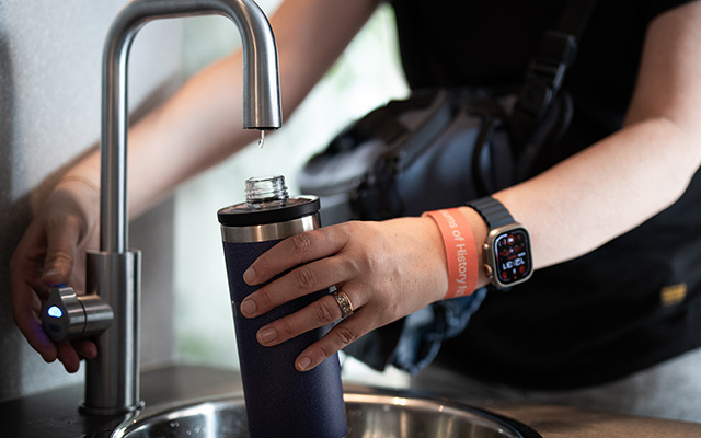 Adeus garrafa térmica imunda: descobri uma mistura simples com água sanitária que realmente mata bactérias e fungos