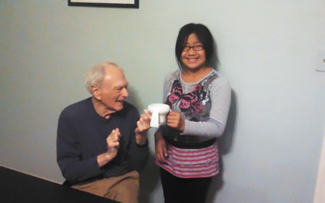Menina de 11 anos se tornou multimilionária ao inventar uma caneca especial para ajudar seu avô com mal de Parkinson