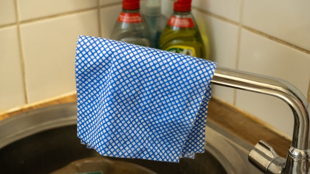 Especialistas alertam: este hábito com o pano de prato pode favorecer a proliferação de germes e bactérias