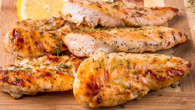 O seu peito de frango fica ressecado e sem gosto porque você não segue esses passos simples