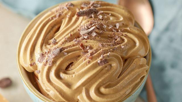Eu posso até trocar de parceiro, mas não de sobremesa: mousse de doce de leite pronta em 5 minutos é o doce perfeito para o Dia dos Namorados