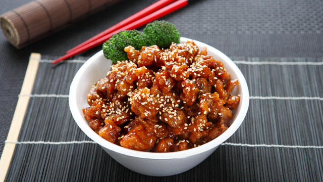 O equilíbrio entre doce e salgado faz do frango teriyaki um clássico da culinária japonesa. (Foto: Canva)