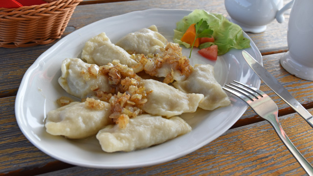 O varenike é tradicionalmente recheado com um purê de batata (Créditos: Shutterstock)