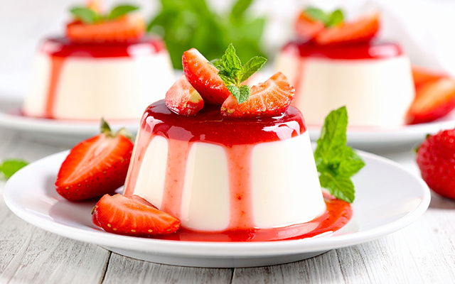 Sobremesa de Natal de preguiçoso: panna cotta com calda de morango é uma receita fácil, com poucos ingredientes e muito saborosa
