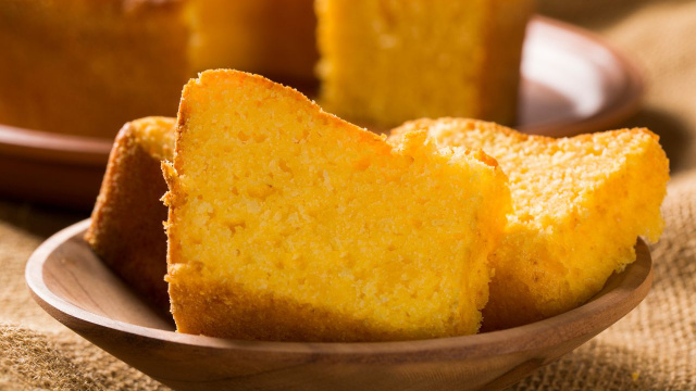 Passou o Dia das Mães, já podemos falar de Festa Junina: vem abrir a temporada com esse bolo de milho cremoso muito fácil de fazer