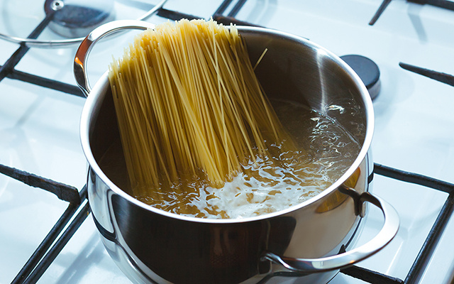Cirurgião bariátrico revelou por que os italianos não engordam comendo macarrão e o segredo está no cozimento