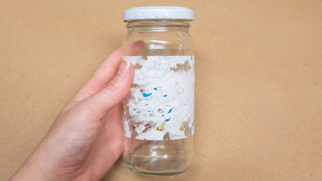 Se sua mãe não te ensinou, eu te ensino como tirar cola dos adesivos nos potes de vidro, você só precisa de 1 item!