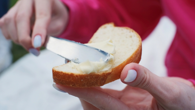 A manteiga é um ingrediente de origem animal, enquanto a margarina e a gordura vegetal são feitas com óleos vegetais. (créditos: Shutterstock)