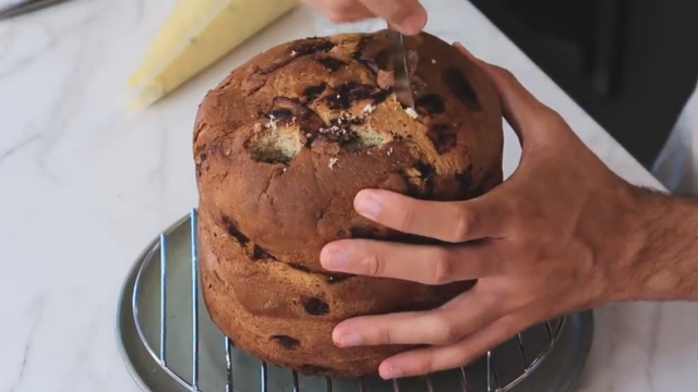 Distribua furos no panetone de chocolate. (Créditos: Menino Prendado/ reprodução YouTube)