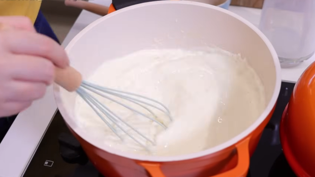 O molho branco fica delicioso. (Créditos: Letícia Sweet Cake/ reprodução YouTube)