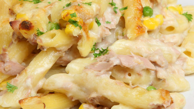 Descobri a receita do melhor macarrão de atum do mundo e é muito fácil de fazer para um almoço ou jantar rápido