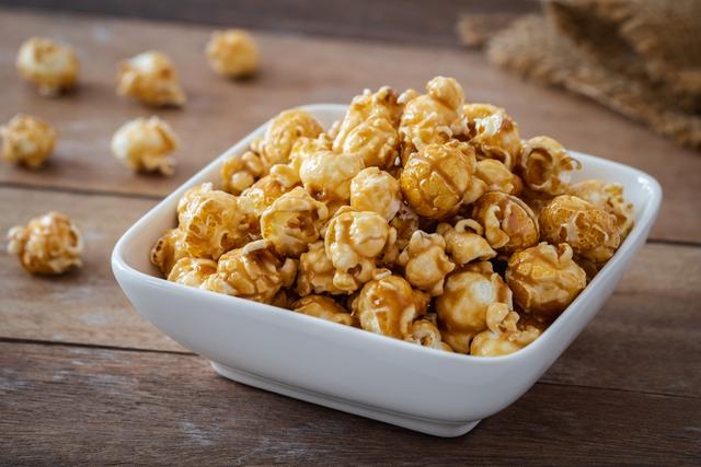 Pipoca doce caramelizada com mel: faz rapidinho no micro-ondas, sem óleo!