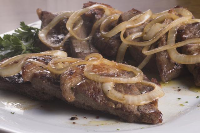 Bife acebolado. (Créditos: Shutterstock)